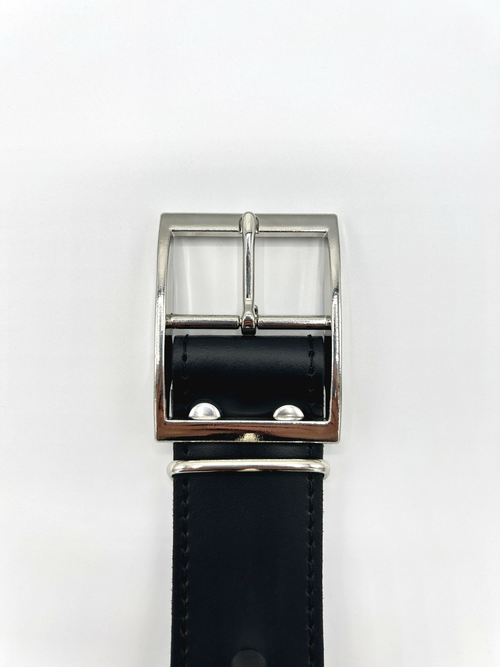 Lederhalsband mit Stachelnieten