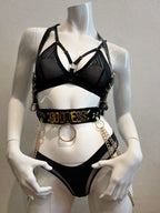 Harness aus PVC und Ketten