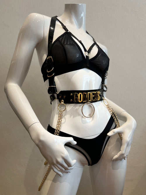Harness aus PVC und Ketten