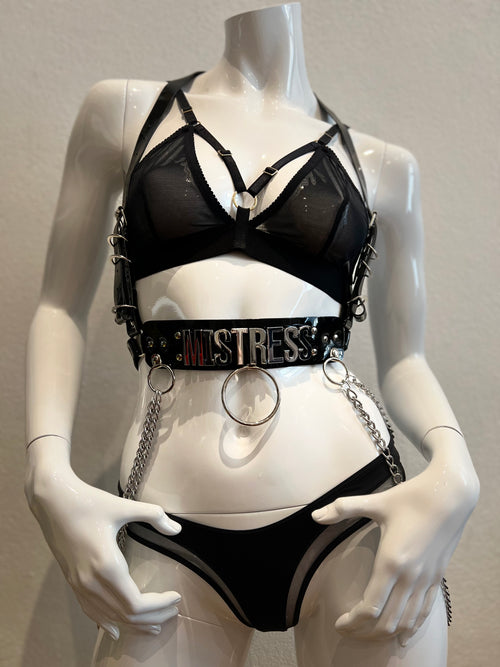 Harness aus PVC und Ketten