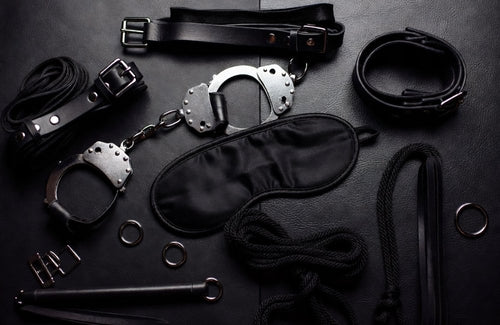 Zubehör aus BDSM Shop auf Tisch