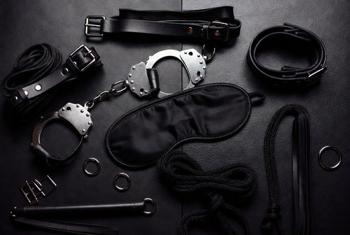 BDSM Toys nebeneinander als Teil von Sextoys