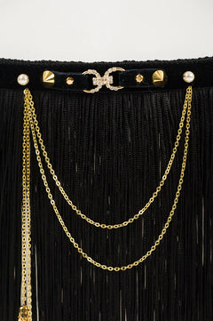 Fransenrock mit Armschmuck