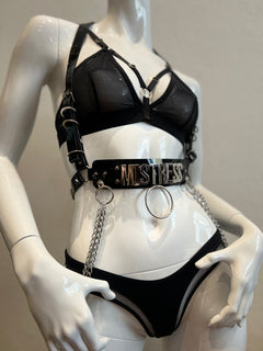 Harness aus PVC und Ketten