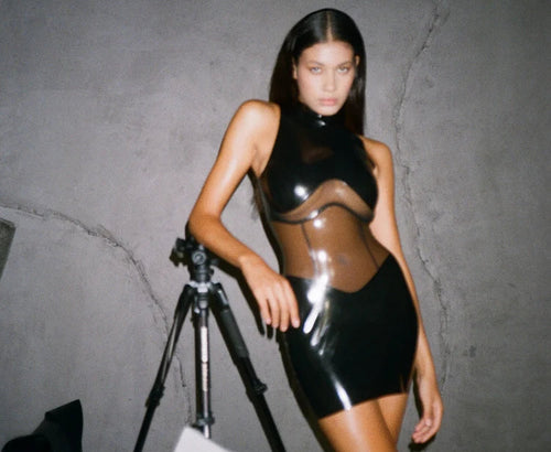 Frau hat ein Sexy Minikleid an