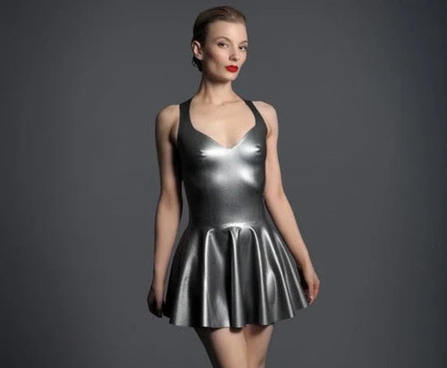 Frau hat glänzendes Latex-Kleid an