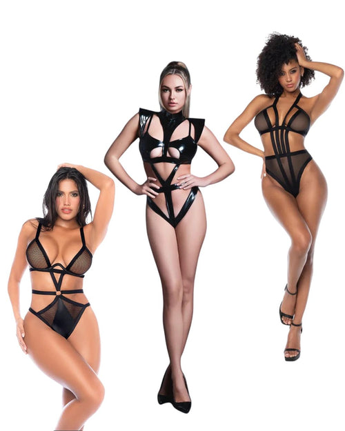 Mehrere Frauen in verschiedenen Harness Bodys