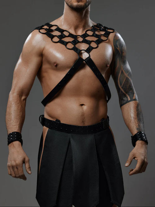 Mann mit Harness in Kinky Outfits für Herren