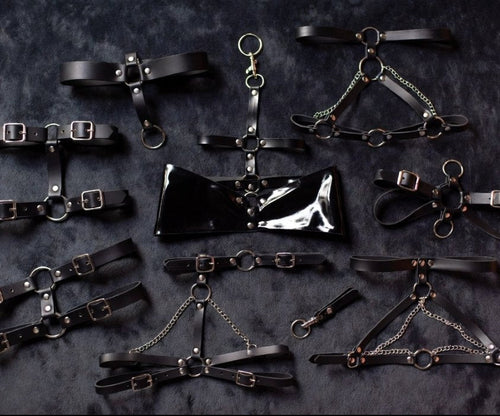 Herren Harnesse auf schwarzem Untergrund