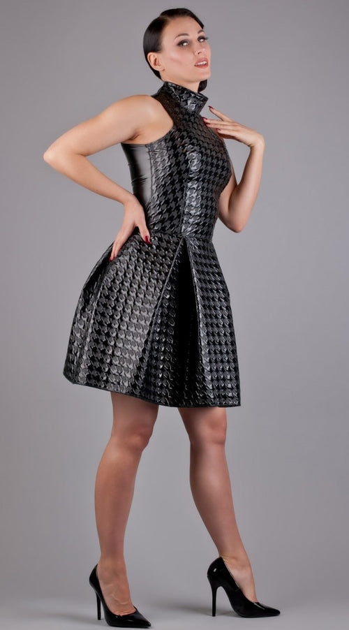 Lackkleid mit Stehkragen