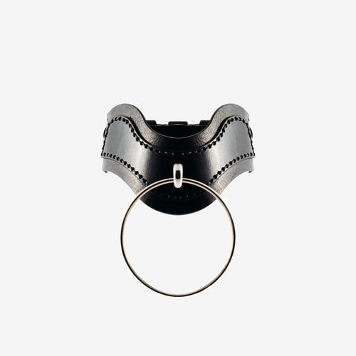 Luxury leather collar of the O