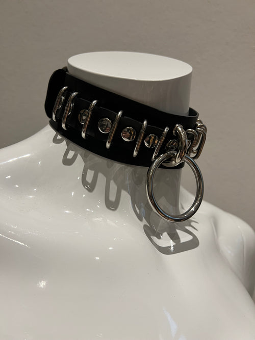 Latexhalsband mit Ring
