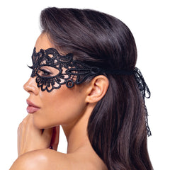 Frau von der Seite mit einer edlen Spitzenmaske