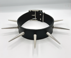 Lederhalsband mit Stachelnieten