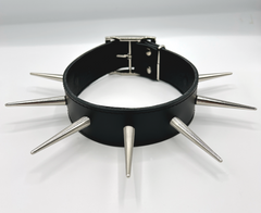 Lederhalsband mit Stachelnieten