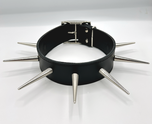 Lederhalsband mit Stachelnieten
