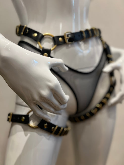 Beinharness aus Latex