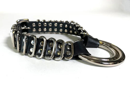 BDSM Halsband auf weißer Fläche liegend