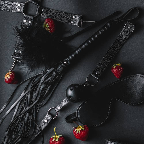 BDSM Toys liegen nebeneinander