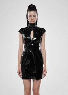 Lackkleid mit Tropfenausschnitt