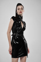 Lackkleid mit Tropfenausschnitt