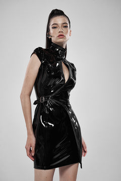 Lackkleid mit Tropfenausschnitt