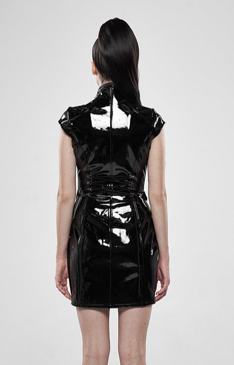 Lackkleid mit Tropfenausschnitt