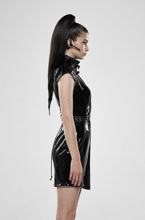 Lackkleid mit Tropfenausschnitt