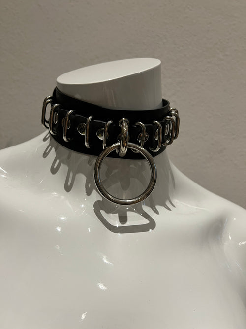 Latexhalsband mit Ring