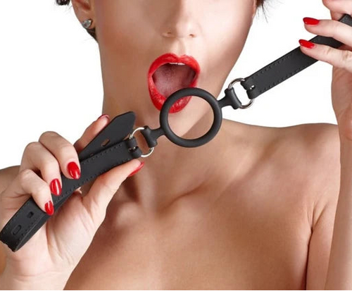 BDSM Knebel wird von Frau gehalten