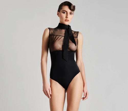 Frau steht mit schwarzem Mesh-Body