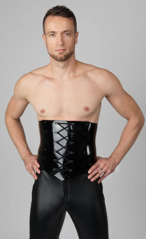 Man hat ein Lack Herren-Korsetts an
