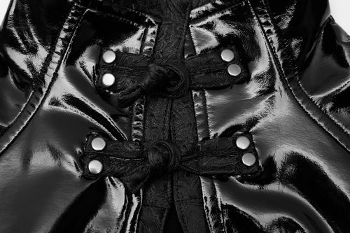 Lackkleid mit Tropfenausschnitt