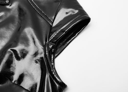 Lackkleid mit Tropfenausschnitt