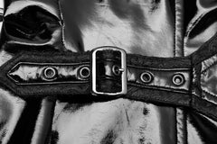 Lackkleid mit Tropfenausschnitt