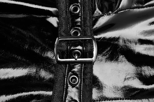 Lackkleid mit Tropfenausschnitt