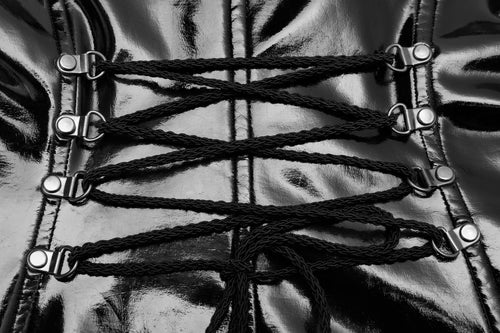 Lackkleid mit Tropfenausschnitt