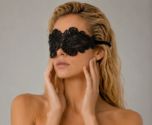 Kinky Masken getragen von einer Frau