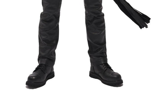 Mann trägt Kinky Outfits für Herren