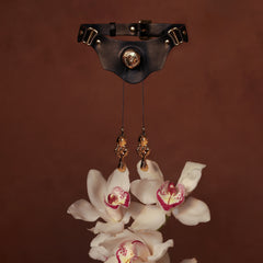 Exklusives Lederhalsband mit Nippelklemmen