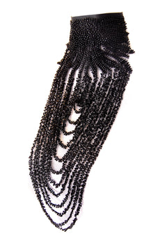 Satinchoker mit Perlenapplikationen