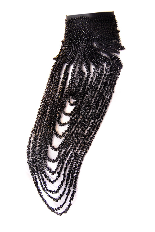 Satinchoker mit Perlenapplikationen