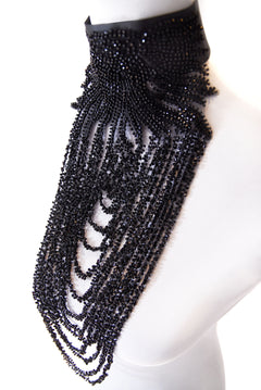 Satinchoker mit Perlenapplikationen