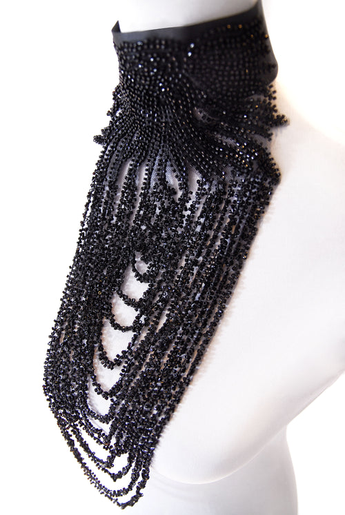 Satinchoker mit Perlenapplikationen