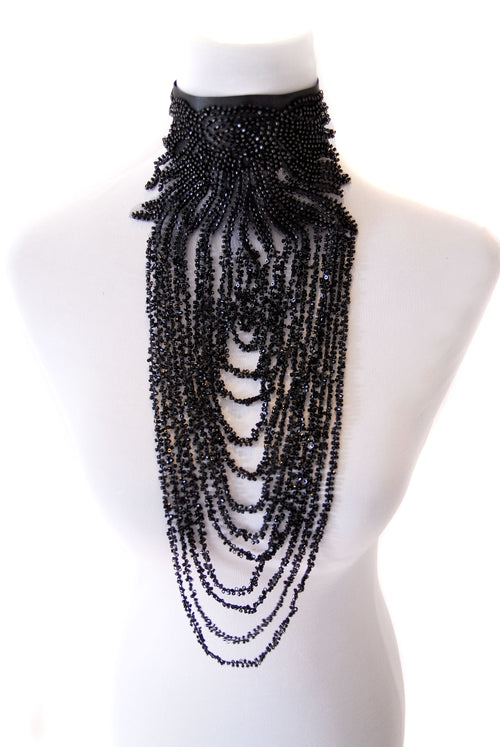 Satinchoker mit Perlenapplikationen