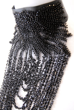 Satinchoker mit Perlenapplikationen