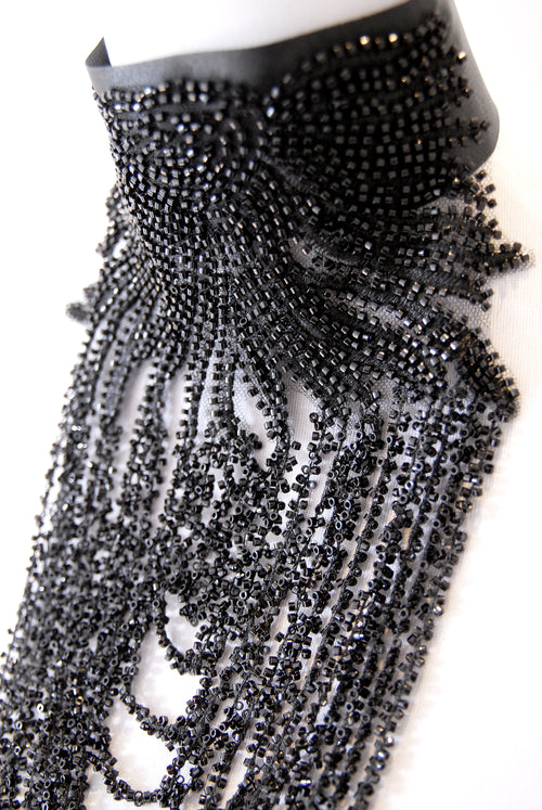 Satinchoker mit Perlenapplikationen