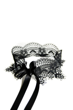 Choker aus Blütenspitze