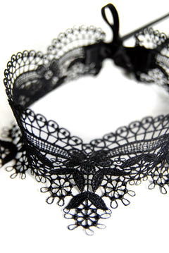 Choker aus Blütenspitze