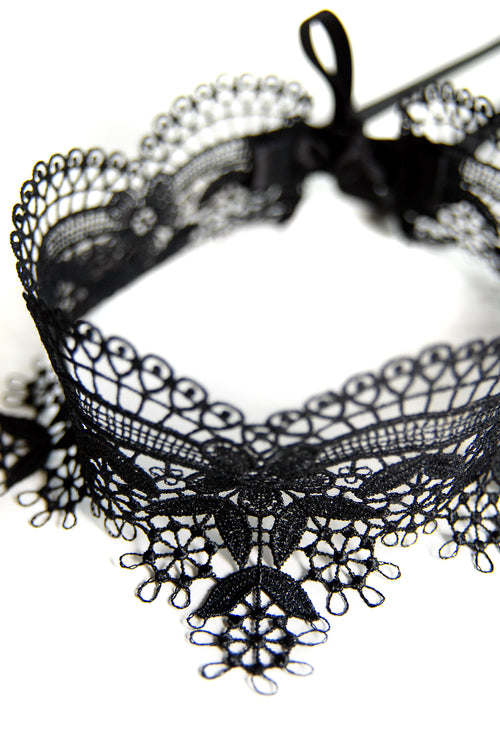 Choker aus Blütenspitze